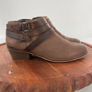 Steve Madden Rembany brown taupe leather ankle booties size 8